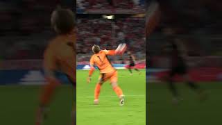 😱 Ohh Manuel Neuer 😱☄️ Une passe de 60m... à la main ! 😉🤘